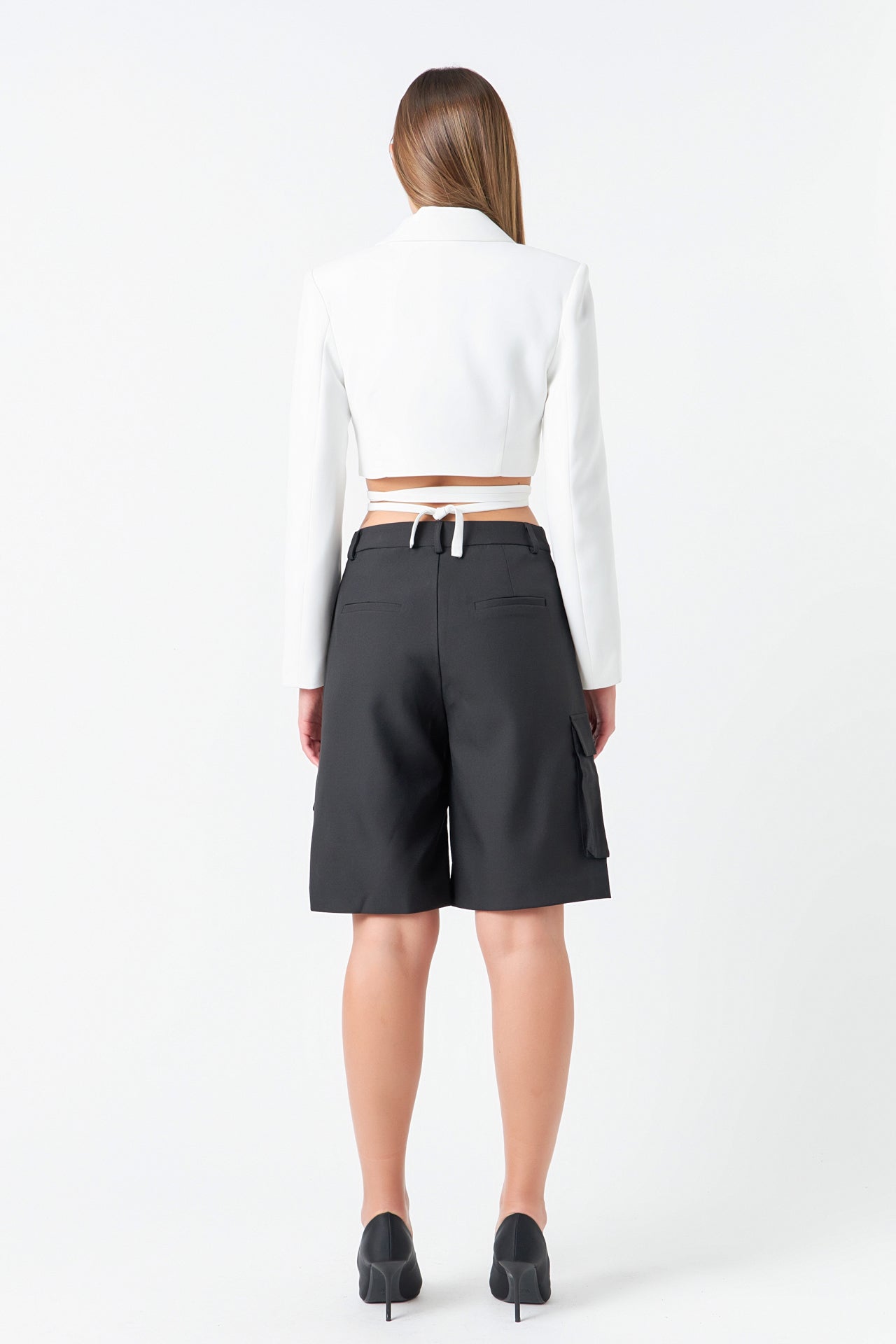 Americana corta con detalle de lazo