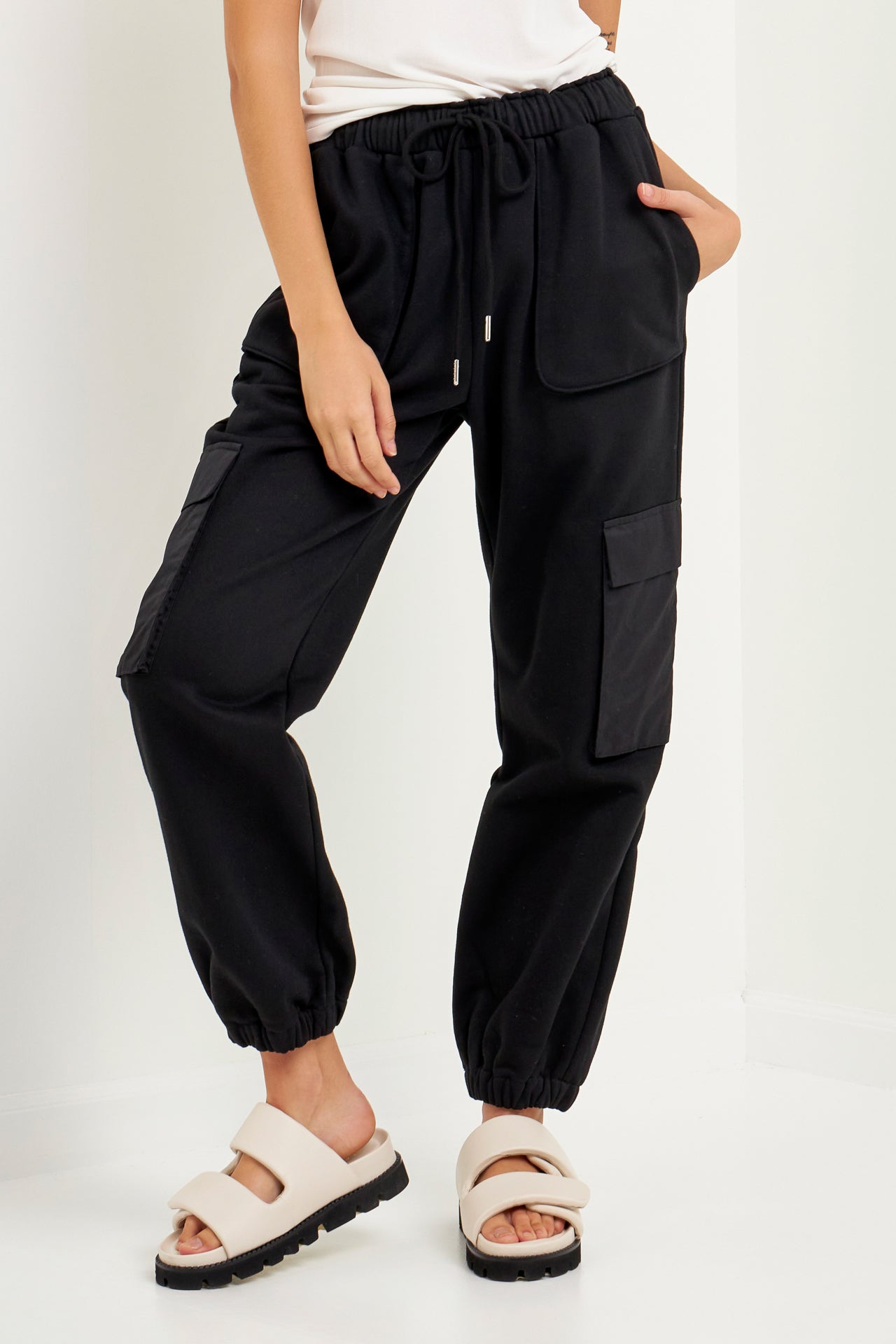 Pantalones loungewear con detalle de bolsillos