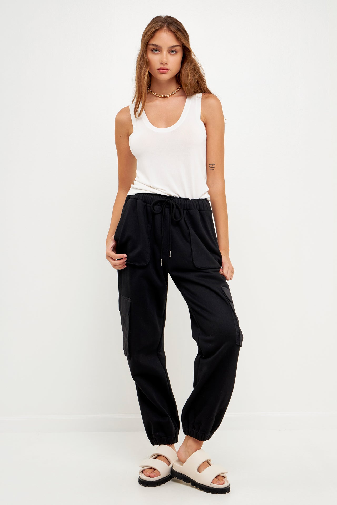 Pantalones loungewear con detalle de bolsillos