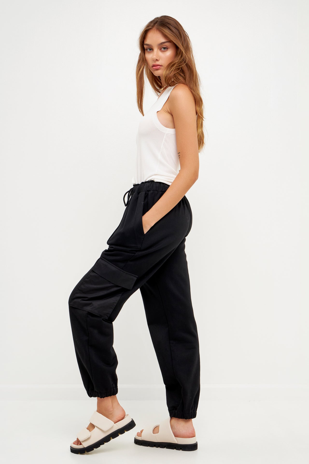 Pantalones loungewear con detalle de bolsillos