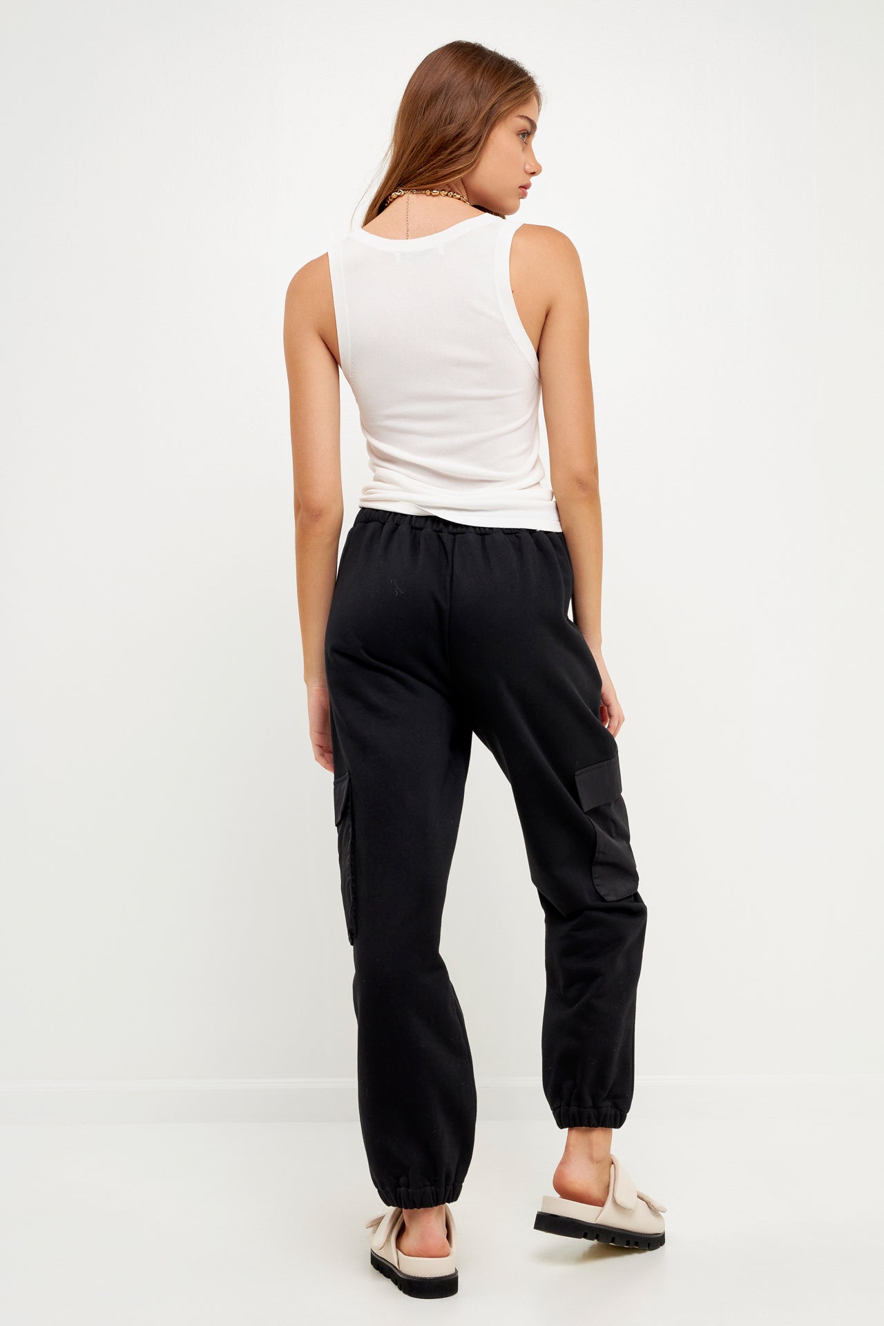 Pantalones loungewear con detalle de bolsillos